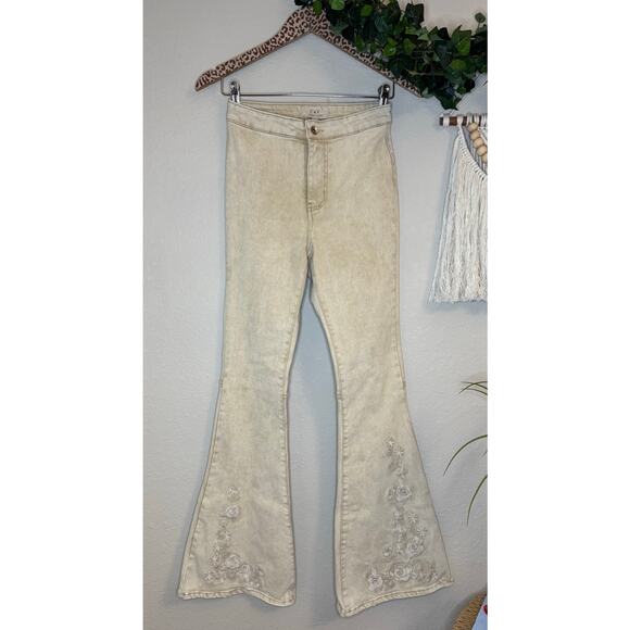 Chelsea & Violet Floral Embroidery Flare Denim Jeans sz 26 - Picture 1 of 3
